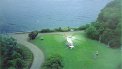 atterraggio di un elicottero nel giardino della villa